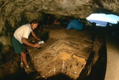 Jääkauden ihmiset; Blombosin luola; Chris Henshilwood; 90 000 BP; Etelä-Afrikka; nykyihmiset, 2000 (kuva) tekijältä Kenneth Garrett