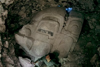 Suuri varhaispreklassinen stukkonaamio, Cival, Holmul, Guatemala, Maya, Francisco Estradabelli, 2008 (kuva) tekijältä Kenneth Garrett