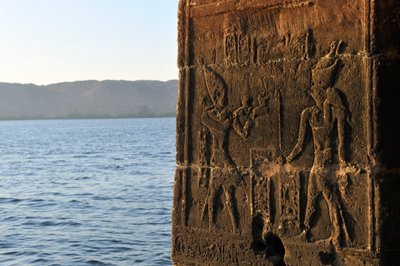 Viimeiset faaraot, MM7836, Egypti, Philaen temppeli, Assuan, Ptolemaiosten aika, Isis-temppeli, 2011 (kuva) tekijältä Kenneth Garrett