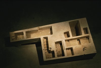 Kuninkaallisen haudan kalkkikivinen pienoismalli, Lähi kuningaskunta, 2002 (kuva). tekijältä Kenneth Garrett