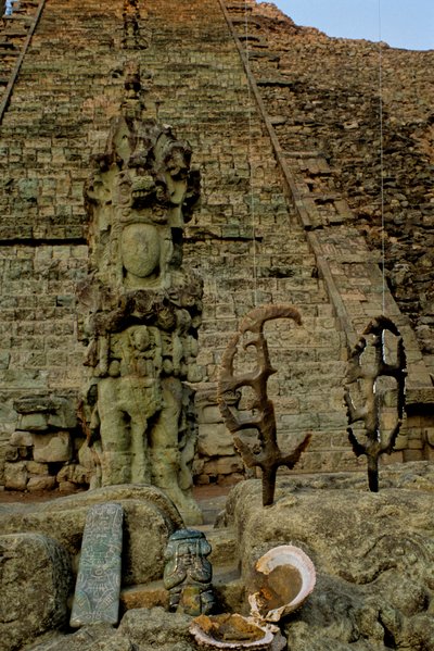Maya; Copan; Honduras; Temple 26, Heiroglyphic Staircase, Flints, David Stuart found offering.... tekijältä Kenneth Garrett