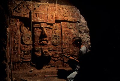 Maya; Copan; Honduras; arkeologia; klassinen kausi; hauta, Robert Sharer, kaivaukset,.... tekijältä Kenneth Garrett