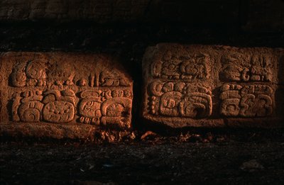 Maya, Guatemala, Dos Pilasin portaat tekijältä Kenneth Garrett