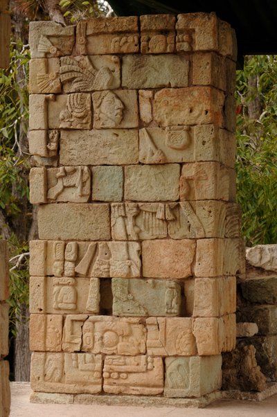 Mayojen nousu ja tuho, Copan, Honduras, 18 jäniksen glyfin yksityiskohdat, temppeli 18, Maya, Maya tekijältä Kenneth Garrett