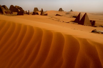 Meroen pyramidit, Begarawiyan pyramidit, Sudan, Nubia, Mustat faaraot, kolmas välivaihe..., 2007 (kuva) tekijältä Kenneth Garrett