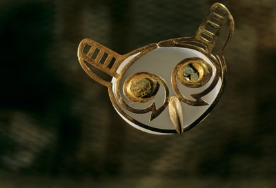 Moche; Hautaukset; Huaca Dos Cabezas-Jecetepeque,Kultainen pöllön nenäkoriste. tekijältä Kenneth Garrett