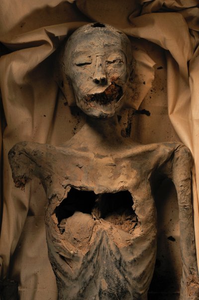 Kuningas Tut-kuninkaan äidin muumio (tunnetaan nimellä Nuorempi nainen). tekijältä Kenneth Garrett