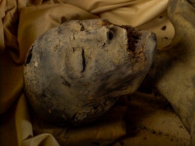Kuningas Tut-kuninkaan äidin muumio (tunnetaan nimellä Nuorempi nainen). tekijältä Kenneth Garrett