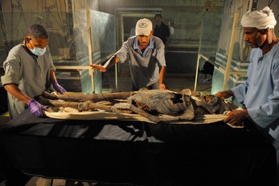 Kuningas Tut-kuninkaan äidin muumio valmistellaan tutkimusta varten. DNA todisti tämän nimettömän mu..., 2005 (kuva) tekijältä Kenneth Garrett