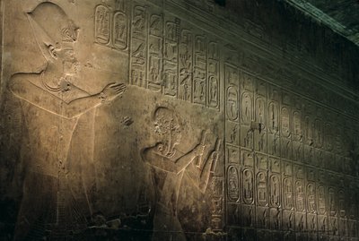 Vanhin tunnettu kuninkaan lista, Seti I:n temppeli Abydoksessa, Seti I seisoo Ramin takana..., 2005 (kuva) tekijältä Kenneth Garrett