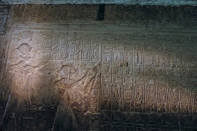Vanhin tunnettu kuninkaan lista, Seti I:n temppeli Abydoksessa, Seti I seisoo Ramin takana..., 2005 (kuva) tekijältä Kenneth Garrett