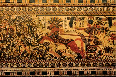 Maalattu laatikko kuvaa Tutankhamonia soturina vaunuilla nubialaisia jahtaamassa, 2007 (kuva). tekijältä Kenneth Garrett