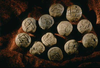 Pyöreä pullo; esine, Oxus-sivilisaatio; Turkmenistan; Gonor Depe -kohde; Victor Sari..., 2004 (kuva) tekijältä Kenneth Garrett