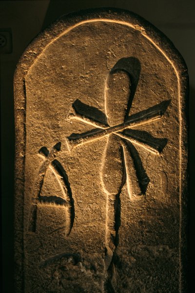 Ensimmäisen dyanaastian kuningattaren pylväs, Abydos, Egypti; Egyptiläinen museo, Kairo, 2005 (kuva). tekijältä Kenneth Garrett