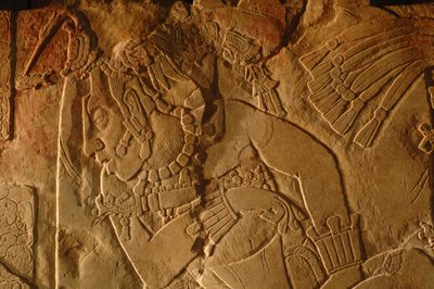 Temppeli 19 valtaistuinpenkki, Palenque, Meksiko, Akhal Mo Nabin kaiverrus, 2005 (kuva) tekijältä Kenneth Garrett