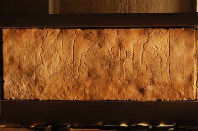 Temppeli 19 valtaistuinpenkki, Palenque, Meksiko, Akhal Mo Nabin kaiverrus, 2005 (kuva) tekijältä Kenneth Garrett