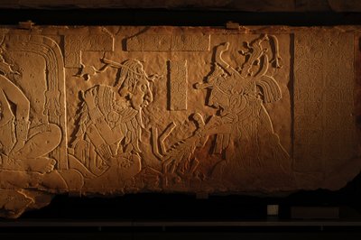 Temppeli 21 valtaistuinpenkki, kuningas Akhal Mo Nabin veistos, Palenque, Meksiko, 2005 (kuva) tekijältä Kenneth Garrett