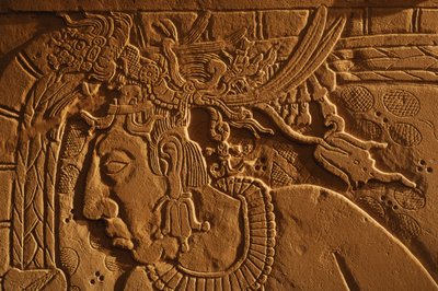 Temppeli 21 valtaistuinpenkki, kuningas Akhal Mo Nabin veistos, Palenque, Meksiko, 2005 (kuva) tekijältä Kenneth Garrett