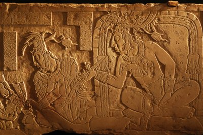 Temppeli 21 valtaistuinpenkki, kuningas Akhal Mo Nabin veistos, Palenque, Meksiko, 2005 (kuva) tekijältä Kenneth Garrett