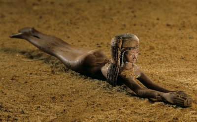 Unguent-lusikka; Amenhotep III:n valtakausi; puu; kulta, 2009 (kuva) tekijältä Kenneth Garrett