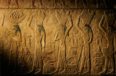 Naiset kantavat leipää, lintua, vuohta ja tuotteita, Tiyen hauta, Egypti; Vanha valtakunta; Saqqa... tekijältä Kenneth Garrett