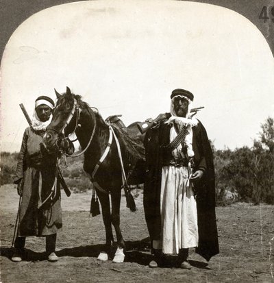Sheikh ja hänen henkivartijansa, Syyria, 1900-luku. tekijältä Keystone View Company