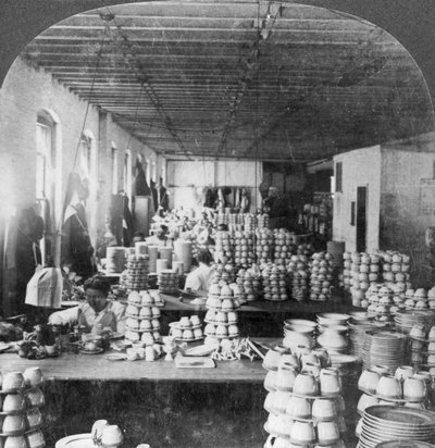 Taiteilijat koristelevat posliinitavaroita, Trenton, New Jersey, USA, 1900-luvun alku tekijältä Keystone View Company
