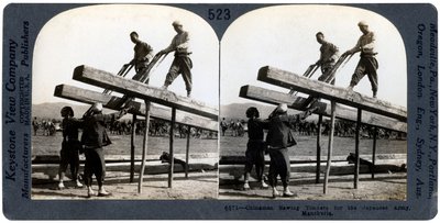Kiinalaiset miehet sahasivat puutavaraa Japanin armeijalle, Manchuria, Venäjän ja Japanin sota, 1904-1905. tekijältä Keystone View Company