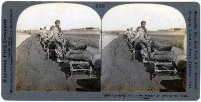 Suolan kuljettaminen sisätiloihin kottikärryillä, Kiina, 1906 tekijältä Keystone View Company