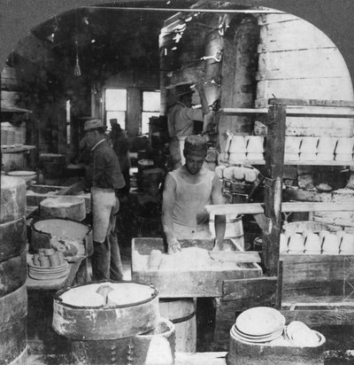 Astioiden poltto Noted Pottery Centressä, Trenton, New Jersey, USA, 1900-luvun alku tekijältä Keystone View Company