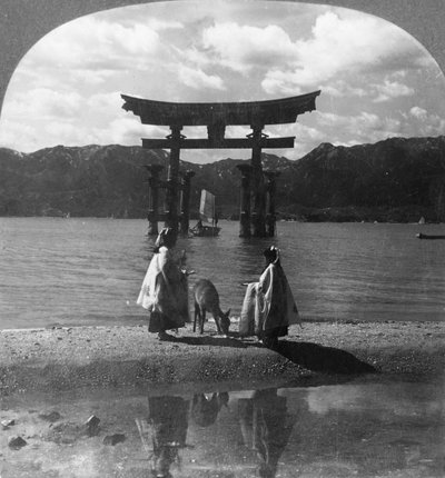 Kaukana kuuluisa Seagirt Torii Miyajimasta. Viehättävä portti kuuluisaan shinto-pyhäkköön, Japani, 1905. tekijältä Keystone View Company