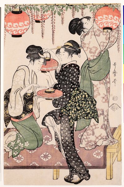Nuoret tytöt japanilaisesta teehuoneesta ripustamassa lyhtyjä wisteria-espalierista - Kitagawa Utamaron vedos (1753-1806), noin 1795, linoleikkaus - Teehuonetytöt wisteria espalierin alla - Kitagawa Utamaron (1753-1806) värillinen linoleikkaus, ca1 tekijältä Kitagawa Utamaro