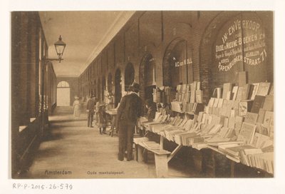 Aaron Eliazer van Kollemin kirjakioski Oudemanhuispoortissa Amsterdam Old Manhuispoort (otsikko esineessä) tekijältä Knackstedt and Näther