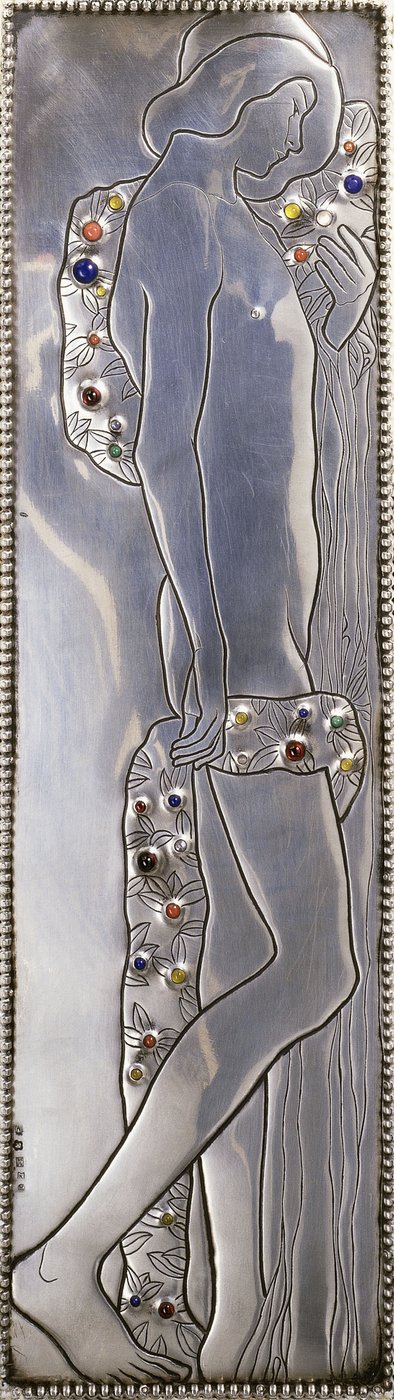 Valkoiseksi maalatun Wiener Werkstatten yhden hengen sängyn upotettu paneeli, joka kuvaa alaston androgyyniä hahmoa (yksityiskohta), n. 1904 (hopea, lapis lazuli, kuukivet, malakiitti, koralli, puu) tekijältä Koloman Moser