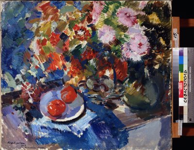 Asterit ja tomaatit (Asterit ja tomaatit). Asetelma, iso kukkakimppu ja lautanen, jossa on kaksi tomaattia, asetettu pöydälle. Maalaus Konstantin Aleksejevitš Korovin (Konstantin Korovin) (1861-1939), öljy kankaalle tekijältä Konstantin Alekseevich Korovin