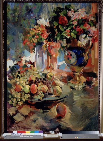 Asetelma sinisen maljakon kanssa. Pöydällä hedelmillä (rypäleillä ja omenoilla) täytetty astia ja kaksi kukkakimppua. Maalaus Konstantin Aleksejevitš Korovin (Konstantin Korovin) (1861-1939), öljy kankaalle tekijältä Konstantin Alekseevich Korovin