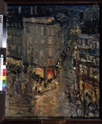 Paris, Boulevard des Capucines (Pariisi, Boulevard des Capucines). Näkymä Boulevards des Capucinesin ja Boulevards Italiensin risteyksestä kesäyönä rakennukset ja kadun vilske katulamppujen valossa. Konstantin Alen maalaus tekijältä Konstantin Alekseevich Korovin