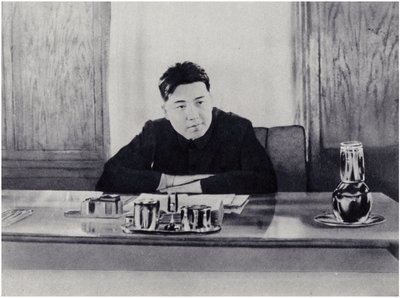 Tovarășul Kim Il-sung la biroul său de la Consiliul Popular din Coreea de Nord (lito)finlandeză tekijältä Korean Photographer