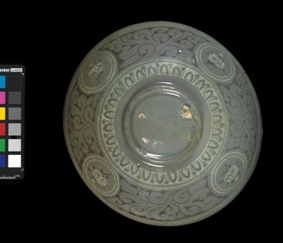 Kulho, jossa nosturit ja pilvet, n. 1150-1200 (seladon-lasitettu kivitavara) tekijältä Korean School