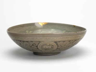 Kulho nostureita ja pilviä, n. 1150-1200 (seladon-lasitettu kivitavara) tekijältä Korean School
