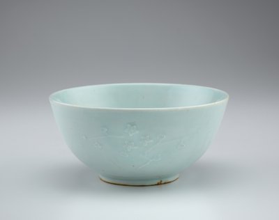Kulho, jossa kukka-suihkukoriste kohokuvioituna, 1800-luku tekijältä Korean School