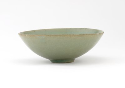 Kulho, jossa on muotoiltu kalakuviointi aaltojen keskellä, 1100-luvun puoliväli (kivitavara celadon-lasituksella) tekijältä Korean School