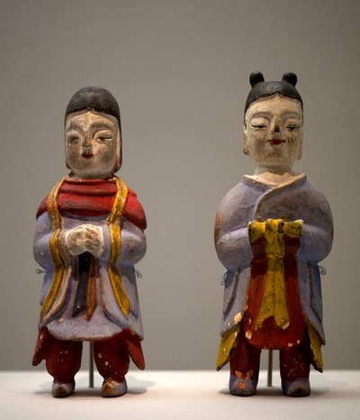 Figuurit shamaaniasussa. Moniväriset puiset pienoispatsaat, taidepohja tekijältä Korean School