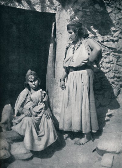 Kabyle-naisia asuntonsa ovella lähellä Välimeren rannikkoa, Algeria, 1912. tekijältä Kuhn