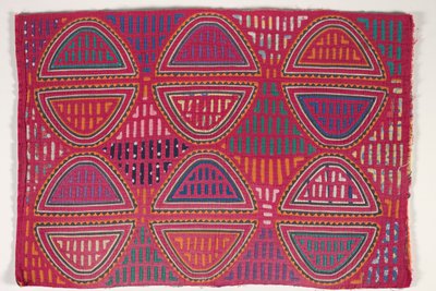 Shirt Panel (mola), n. 1950 (applikoitu puuvilla) tekijältä Kuna Indian Culture
