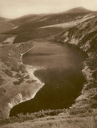 Suuri lampi ja Sněžka (Jättiläiset vuoret); Suuri lampi ja Schneekoppe (Giant Mountains) (m/w kuva) tekijältä Kurt Hielscher