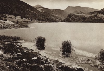 Italia: Scanno-järvi, Abruzzi (valkoinen kuva) tekijältä Kurt Hielscher