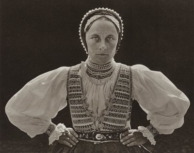 Romania: Acorn, saksilainen nainen (m/w kuva) tekijältä Kurt Hielscher