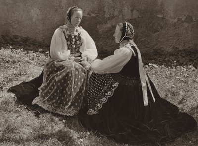 Romania: Lechinta, saksilaiset tytöt sunnuntaiasuissa (m/w kuva) tekijältä Kurt Hielscher
