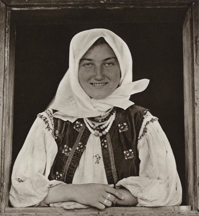 Romania: Oncesti, Ikkunalla (m/w kuva) tekijältä Kurt Hielscher